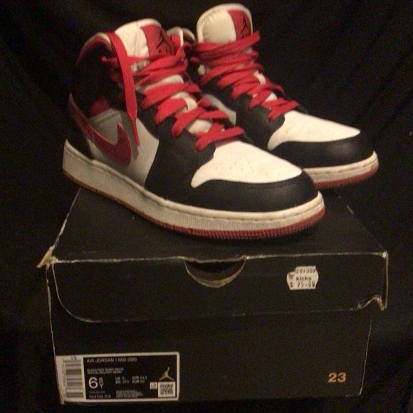Big kids Jordan 1 Mid Very Berry (GS) - Picture 3 of 9